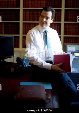 22. Juni 2010 - prüft London, England, Vereinigtes Königreich - Schatzkanzler GEORGE OSBORNE seine Haushaltsrede in Nummer 11 Downing Street. (Kredit-Bild: © Andrew Parsons/ZUMApress.com) Stockfoto