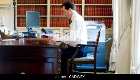 22. Juni 2010 - prüft London, England, Vereinigtes Königreich - Schatzkanzler GEORGE OSBORNE seine Haushaltsrede in Nummer 11 Downing Street. (Kredit-Bild: © Andrew Parsons/ZUMApress.com) Stockfoto