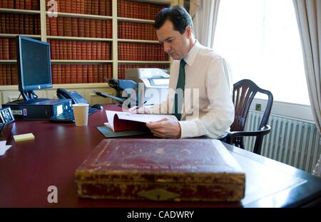 22. Juni 2010 - prüft London, England, Vereinigtes Königreich - Schatzkanzler GEORGE OSBORNE seine Haushaltsrede in Nummer 11 Downing Street. (Kredit-Bild: © Andrew Parsons/ZUMApress.com) Stockfoto