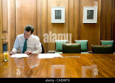 22. Juni 2010 - prüft London, England, Vereinigtes Königreich - Schatzkanzler GEORGE OSBORNE seine Haushaltsrede in Nummer 11 Downing Street. (Kredit-Bild: © Andrew Parsons/ZUMApress.com) Stockfoto