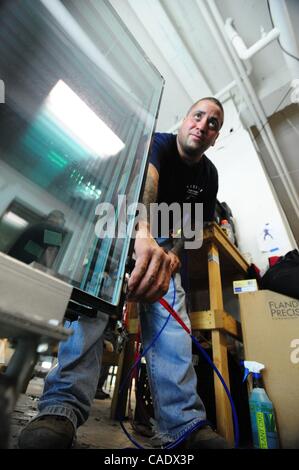 14. Juli 2010 - Manhattan, New York, USA - Pedro Mercado pumpt eine Mischung aus inerten Gasen in das Glas, um die Isolation zu erhöhen. Das Empire State Building ist jeder der seine 6.514 Doppel-hung, Dual-Fenster Fenster, 26.056 Glasscheiben insgesamt in dem Bemühen um das Gebäude Certifiab Sanierung Stockfoto