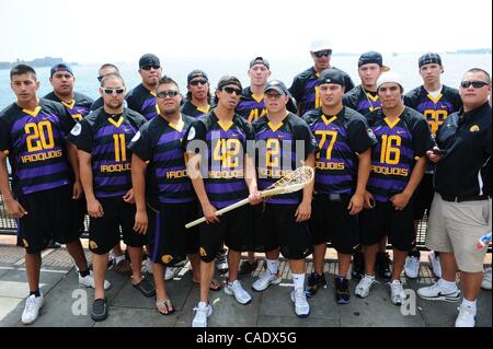 15. Juli 2010 - Manhattan, New York, USA - The Iroquois Staatsangehörigen Lacrosse-Team besucht Battery Park während der Hoffnung, die sie Einstieg in England dürfen, in der Sport-Weltmeisterschaft in Manchester zu konkurrieren. Die britische Regierung sagte am Mittwoch, dass das Team nicht gestatten würde, in Stockfoto