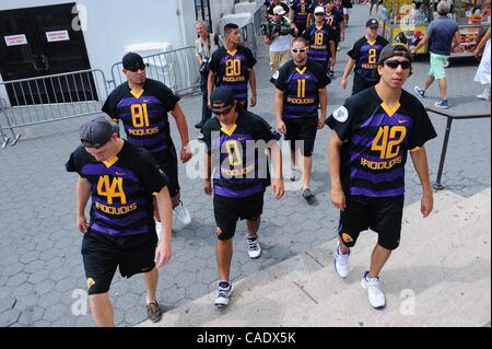 15. Juli 2010 - Manhattan, New York, USA - The Iroquois Staatsangehörigen Lacrosse-Team besucht Battery Park während der Hoffnung, die sie Einstieg in England dürfen, in der Sport-Weltmeisterschaft in Manchester zu konkurrieren. Die britische Regierung sagte am Mittwoch, dass das Team nicht gestatten würde, in Stockfoto