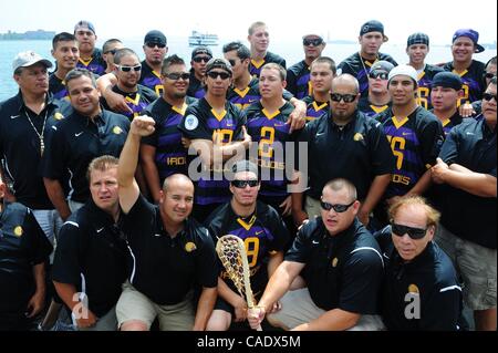 15. Juli 2010 - Manhattan, New York, USA - The Iroquois Staatsangehörigen Lacrosse-Team besucht Battery Park während der Hoffnung, die sie Einstieg in England dürfen, in der Sport-Weltmeisterschaft in Manchester zu konkurrieren. Die britische Regierung sagte am Mittwoch, dass das Team nicht gestatten würde, in Stockfoto