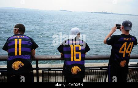15. Juli 2010 - Manhattan, New York, USA - The Iroquois Staatsangehörigen Lacrosse-Team besucht Battery Park während der Hoffnung, die sie Einstieg in England dürfen, in der Sport-Weltmeisterschaft in Manchester zu konkurrieren. Die britische Regierung sagte am Mittwoch, dass das Team nicht gestatten würde, in Stockfoto