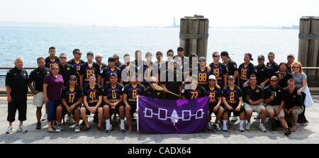 15. Juli 2010 - Manhattan, New York, USA - The Iroquois Staatsangehörigen Lacrosse-Team besucht Battery Park während der Hoffnung, die sie Einstieg in England dürfen, in der Sport-Weltmeisterschaft in Manchester zu konkurrieren. Die britische Regierung sagte am Mittwoch, dass das Team nicht gestatten würde, in Stockfoto