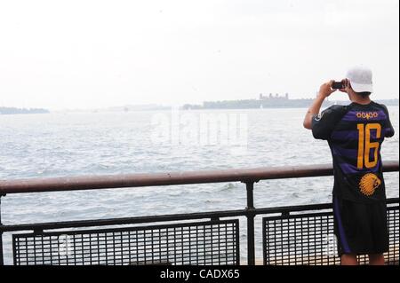 15. Juli 2010 - Manhattan, New York, USA - The Iroquois Staatsangehörigen Lacrosse-Team besucht Battery Park während der Hoffnung, die sie Einstieg in England dürfen, in der Sport-Weltmeisterschaft in Manchester zu konkurrieren. Die britische Regierung sagte am Mittwoch, dass das Team nicht gestatten würde, in Stockfoto