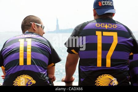 15. Juli 2010 - Manhattan, New York, USA - The Iroquois Staatsangehörigen Lacrosse-Team besucht Battery Park während der Hoffnung, die sie Einstieg in England dürfen, in der Sport-Weltmeisterschaft in Manchester zu konkurrieren. Die britische Regierung sagte am Mittwoch, dass das Team nicht gestatten würde, in Stockfoto