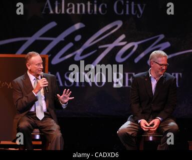 6. August 2010 sprechen - Atlantic City, New Jersey, USA - FOX TV-Moderatoren BILL O' Reilly & GLENN BECK mit einem ausverkauftem im Showroom im Atlantic City Hilton. (Kredit-Bild: © Tom Briglia/ZUMApress.com) Stockfoto