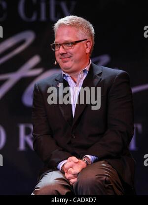 6. August 2010 - Atlantic City, New Jersey, USA - FOX TV-Moderator GLENN BECK sprechen Sie mit einem ausverkauftem im Showroom im Atlantic City Hilton. (Kredit-Bild: © Tom Briglia/ZUMApress.com) Stockfoto