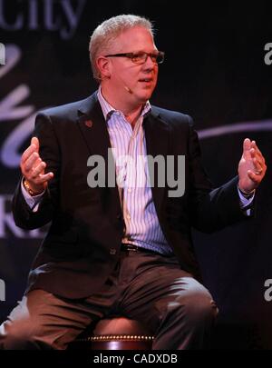 6. August 2010 - Atlantic City, New Jersey, USA - FOX TV-Moderator GLENN BECK sprechen Sie mit einem ausverkauftem im Showroom im Atlantic City Hilton. (Kredit-Bild: © Tom Briglia/ZUMApress.com) Stockfoto