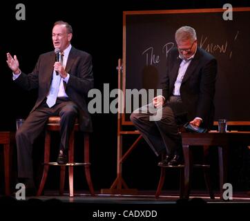 6. August 2010 sprechen - Atlantic City, New Jersey, USA - FOX TV-Moderatoren BILL O' Reilly & GLENN BECK mit einem ausverkauftem im Showroom im Atlantic City Hilton. (Kredit-Bild: © Tom Briglia/ZUMApress.com) Stockfoto