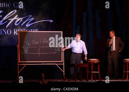 6. August 2010 sprechen - Atlantic City, New Jersey, USA - FOX TV-Moderatoren BILL O' Reilly & GLENN BECK mit einem ausverkauftem im Showroom im Atlantic City Hilton. (Kredit-Bild: © Tom Briglia/ZUMApress.com) Stockfoto