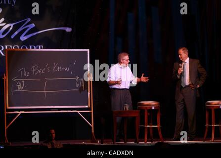 6. August 2010 sprechen - Atlantic City, New Jersey, USA - FOX TV-Moderatoren BILL O' Reilly & GLENN BECK mit einem ausverkauftem im Showroom im Atlantic City Hilton. (Kredit-Bild: © Tom Briglia/ZUMApress.com) Stockfoto