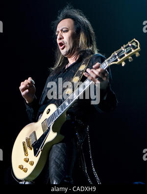 17. August 2010 - Broomfield, Colorado, USA - Gitarrist JEFF LABAR von Cinderella tritt am 1.. Bank Center in Broomfield, CO. (Credit-Bild: © Hector Acevedo/ZUMApress.com) Stockfoto