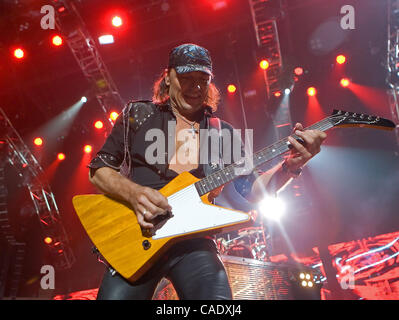 17. August 2010 führt - Broomfield, Colorado, USA - Gitarrist MATTHIAS JABS die Scorpions live an der 1. Bank Center in Broomfield, Colorado. (Kredit-Bild: © Hector Acevedo/ZUMApress.com) Stockfoto