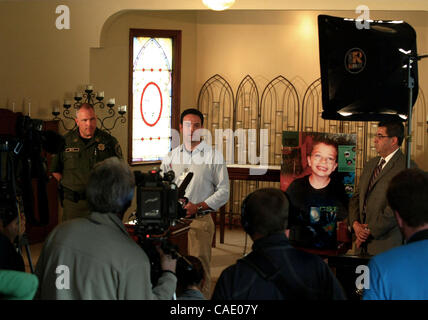 7. Juni 2010 - Portland, Oregon, USA - Skyline Elementary School 7-Year-Old Kyron Horman fehlt noch und eine weitere Pressekonferenz an der Brooks Hill historische Kirche heute mit einigen neuen Details. (LtoR)  Einerseits sind Multnomah County Sheriff Captain Jason Gates, PPS Media Relations Matt She Stockfoto