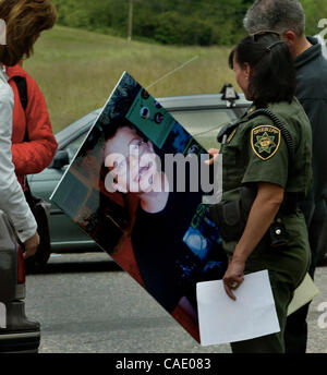 7. Juni 2010 kommen - Portland, Oregon, US - Sheriff Offiziere an der Brooks Hill historische Kirche gegenüber Skyline Elementary School für eine weitere Pressekonferenz im Zusammenhang mit der Suche nach 7-Year-Old Kyron Horman fehlt noch. Einerseits sind Multnomah County Sheriff Captain Jason Gates, FBI Spec Stockfoto