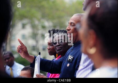 16. August 2010 - Brooklyn, New York, USA - ehemaligen Black Panther und aktuelle Stadt Stadtrat CHARLES BARRON (D-Brooklyn) verkündet, daß er genügend Unterschriften, eine neue politische Partei, genannt The Freedom Party, im Staat New York auf einer Pressekonferenz auf den Stufen des Brooklyn Borough Hall zu bilden hat. (Cr Stockfoto