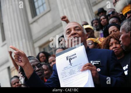 16. August 2010 - Brooklyn, New York, USA - ehemaligen Black Panther und aktuelle Stadt Stadtrat CHARLES BARRON (D-Brooklyn) verkündet, daß er genügend Unterschriften, eine neue politische Partei, genannt The Freedom Party, im Staat New York auf einer Pressekonferenz auf den Stufen des Brooklyn Borough Hall zu bilden hat. (Cr Stockfoto