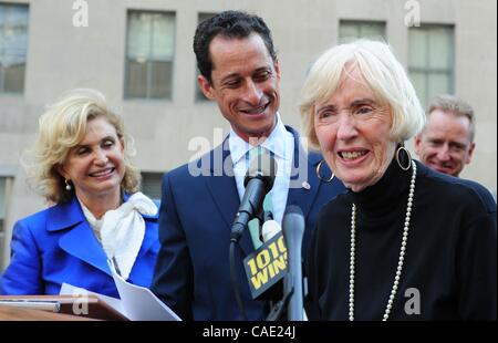 8. September 2010 - Manhattan, New York, USA - Rep CAROLYN MALONEY (L) und Rep. ANTHONY WEINER (C) Blick auf als DYMPNA Richter spricht Zwillingsschwester zu Vater Mychal Judge. Vertreter Anthony Weiner und Mitglieder von der NY Kongreßdelegation verkünden einen Gesetzentwurf, der Congressional Gold Medal, t zu vergeben Stockfoto