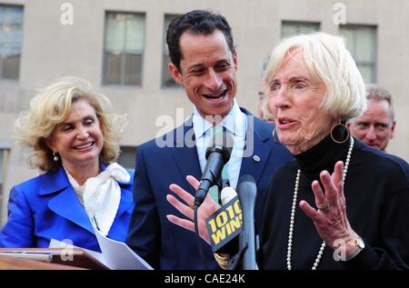 8. September 2010 - Manhattan, New York, USA - Rep CAROLYN MALONEY (L) und Rep. ANTHONY WEINER (C) Blick auf als DYMPNA Richter spricht Zwillingsschwester zu Vater Mychal Judge. Vertreter Anthony Weiner und Mitglieder von der NY Kongreßdelegation verkünden einen Gesetzentwurf, der Congressional Gold Medal, t zu vergeben Stockfoto