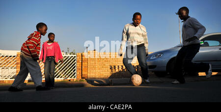 6. Juni 2010 - Johannesburg, Gauteng, Südafrika - Kinder Fußball spielen in der Nähe ihrer Häuser Sonntag, 6. Juni 2010 in Soweto Township von Johannesburg, Südafrika.  (Kredit-Bild: © Mark Sobhani/ZUMApress.com) Stockfoto