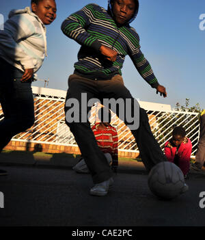 6. Juni 2010 - Johannesburg, Gauteng, Südafrika - Kinder Fußball spielen in der Nähe ihrer Häuser Sonntag, 6. Juni 2010 in Soweto Township von Johannesburg, Südafrika.  (Kredit-Bild: © Mark Sobhani/ZUMApress.com) Stockfoto