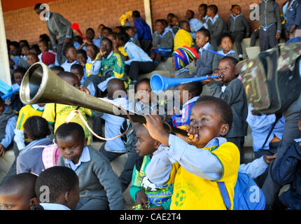 8. Juni 2010 - Johannesburg, bläst GAUTENG, Südafrika - ein Ebenholz Park Grundschule Schüler eine Vuvuzela Dienstag, 8. Juni 2010 während eines Spiels zwischen seinem Schulteam und die St. Stithian Saints in Elfenbein Park Township von Johannesburg, Südafrika. Das Team der St. Stithians spendete neue Uniformen Stockfoto