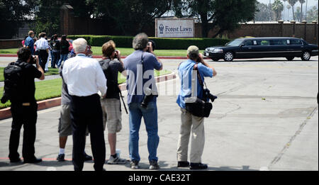 Juni 25,2010 - Glendale, Kalifornien, USA. Jackson Familie Mitglieder finden ihren Weg in Forest Lawn zum einjährigen Jahrestag von Michael Jacksons Tod waren er wurde gelegt, um auf dem Glendale Forest Lawn in Glendale CA. ruhen (Credit-Bild: © Gene Blevins/ZUMApress.com) Stockfoto