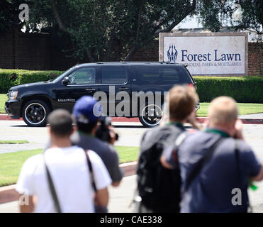 Juni 25,2010 - Glendale, Kalifornien, USA. Jackson Familie Mitglieder finden ihren Weg in Forest Lawn zum einjährigen Jahrestag von Michael Jacksons Tod waren er wurde gelegt, um auf dem Glendale Forest Lawn in Glendale CA. ruhen (Credit-Bild: © Gene Blevins/ZUMApress.com) Stockfoto