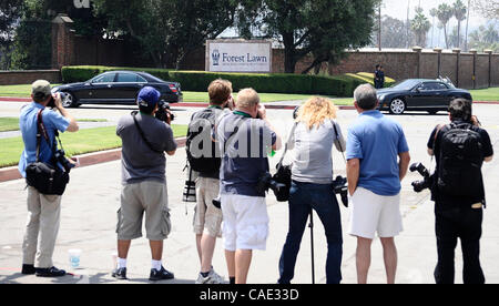 Juni 25,2010 - Glendale, Kalifornien, USA. Jackson Familie Mitglieder finden ihren Weg in Forest Lawn zum einjährigen Jahrestag von Michael Jacksons Tod waren er wurde gelegt, um auf dem Glendale Forest Lawn in Glendale CA. ruhen (Credit-Bild: © Gene Blevins/ZUMApress.com) Stockfoto