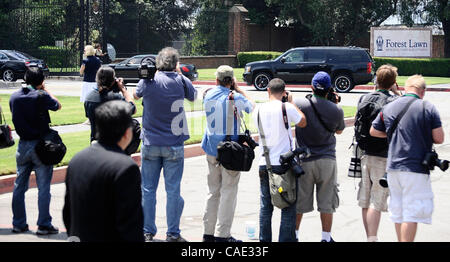 Juni 25,2010 - Glendale, Kalifornien, USA. Jackson Familie Mitglieder finden ihren Weg in Forest Lawn zum einjährigen Jahrestag von Michael Jacksons Tod waren er wurde gelegt, um auf dem Glendale Forest Lawn in Glendale CA. ruhen (Credit-Bild: © Gene Blevins/ZUMApress.com) Stockfoto