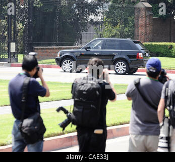 Juni 25,2010 - Glendale, Kalifornien, USA. Jackson Familie Mitglieder finden ihren Weg in Forest Lawn zum einjährigen Jahrestag von Michael Jacksons Tod waren er wurde gelegt, um auf dem Glendale Forest Lawn in Glendale CA. ruhen (Credit-Bild: © Gene Blevins/ZUMApress.com) Stockfoto