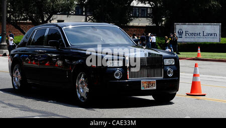 Juni 25,2010 - Glendale, Kalifornien, USA. Jackson Familie Mitglieder finden ihren Weg in Forest Lawn zum einjährigen Jahrestag von Michael Jacksons Tod waren er wurde gelegt, um auf dem Glendale Forest Lawn in Glendale CA. ruhen (Credit-Bild: © Gene Blevins/ZUMApress.com) Stockfoto