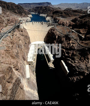 Aug 19,2010 - Clark County Nevada, USA. Ein atemberaubender Blick von der Hoover Dam Bypass-Brücke als es nähert sich Fertigstellung. Die 1.900 Fuß lange Brücke ist 1.700 Fuß vom Hoover-Staudamm und 890 Füße über dem Colorado River. Die Kosten des Projekts sind 40 Millionen und begann 2004 mit der Eröffnung da Stockfoto