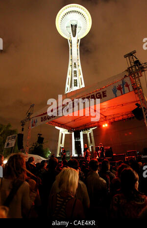 Sep 04, 2010 - Seattle, Washington, USA - Fans an die dänische Band die RAVEONETTES hören, wie verrichten auf der breiten Straße-Bühne mit der legendären Space Needle Glühen im Hintergrund während der Premiere von der 40. jährliche Bumbershoot Music and Arts Festival in Seattle, Washington auf Septemb Stockfoto