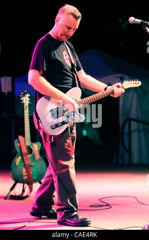 Sep 05, führt 2010 - Seattle, Washington, USA - legendäre britische Punk-Gitarrist BILLY BRAGG auf der Starbucks-Bühne in der zweiten Nacht zum 40. jährliche Bumbershoot Music and Arts Festival in Seattle, Washington.  Bragg ist einer der mehr als 200 internationale Künstler, die an die takes Stockfoto