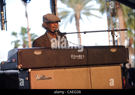 28. Mai 2011 - Indio, Kalifornien; USA - Musiker, Autor, Dichter GIL SCOTT-HERON starb nach der Rückkehr von einer Europa-Reise im St. Lukes Hospital in New York City.  Foto: 16. April 2010 - Indio, Kalifornien; USA - Musiker GIL SCOTT - HERON führt an der 2010 Coachella Valley Music & Kunst Stockfoto