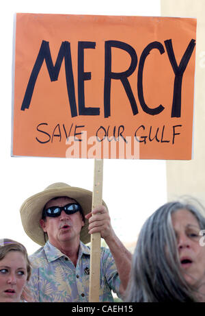 Michael Allen hält ein Schild und steht mit anderen Golf-Küste-Einwohner versammeln sich unter einer Brücke in der Nähe der Perdido Pass in Orange Beach, Alabama USA die Gulf Oil Spill am 12. Juni 2010 zu protestieren. Stockfoto