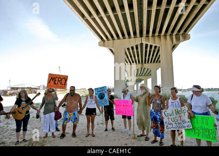 Gulf Coast Bewohner versammeln sich unter einer Brücke in der Nähe der Perdido Pass in Orange Beach, Alabama USA zu protestieren, die Handiling der Gulf Oil Spill am 12. Juni 2010. Stockfoto