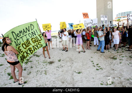 Gulf Coast Bewohner versammeln sich unter einer Brücke in der Nähe der Perdido Pass in Orange Beach, Alabama USA zu protestieren, die Handiling der Gulf Oil Spill am 12. Juni 2010. Stockfoto