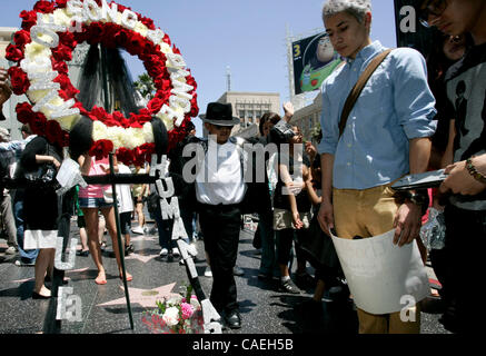 25. Juni 2010 - Hollywood, Kalifornien, USA - Fans versammelten sich in Hommage an Michael Jacksons Stern auf dem Hollywood Boulevard auf dem Hollywood Walk of Fame am einjährigen Jahrestag vom Tod des King of Pop. (Kredit-Bild: © Jonathan Alcorn/ZUMApress.com) Stockfoto