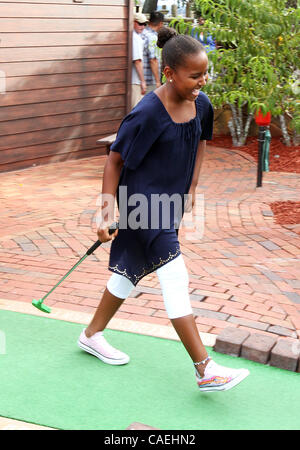 Sasha Obama lächelt als She Spaziergänge auf dem Grün nach ein Loch in einem mit ihrem Vater US-Präsident Barack Obama und First Lady Michelle am Piraten Insel Minigolf in Panama City Beach, Florida USA am 14. August 2010.  Die erste Familie ist die Gegend um Touri zu fördern Stockfoto