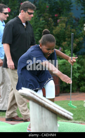 Präsidenten Tochter Sasha Obama geht auf das Grün, während US-Präsident Barack Obama und First Lady Michelle Minigolf Piraten Insel Minigolf in Panama City Beach, Florida USA am 14. August 2010 spielen.  Die erste Familie besucht das Gebiet um Tourismus zu fördern und zu überprüfen Stockfoto