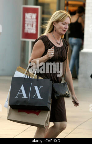 26. August 2010 - Santa Monica, CA, USA - eine Frau auf der Third Street Promenade in Santa Monica in Santa Monica, Kalifornien, USA, Verkaufsoffener Donnerstag, 26. August 2010. . Fotograf: Jonathan Alcorn/Bloomberg (Kredit-Bild: © Jonathan Alcorn/ZUMApress.com) Stockfoto