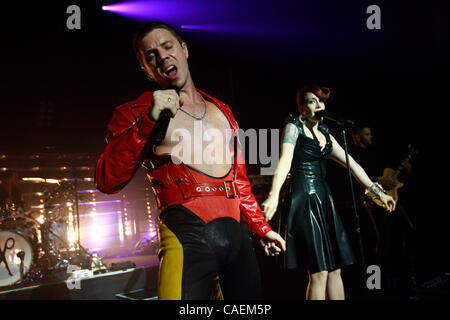 Die Scissor Sisters im Terminal 5 in New York am 24. August 2010 durchführen.  Jake Shears - Gesang Ana "Ana Matronic" Lynch - Gesang Bildnachweis; Rahav Segev für die New York Times Stockfoto