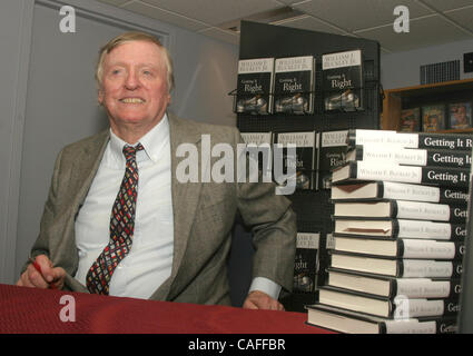 24. Juni 2003; New York, NY, USA; Autor WILLIAM F. BUCKLEY fördert sein neue Buch "Es immer Recht" @ Grenzen Bücher Wall Street. Stockfoto