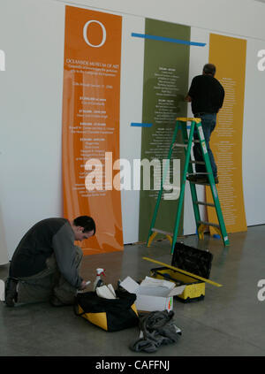 25. Februar 2008, Oceanside, Kalifornien, USA. Bauunternehmen DANIEL BRETT (links) und NORMAN BRETT (rechts) installieren neue Beschilderung im neuen Pavillon im Oceanside Museum of Art am Montag in Oceanside, Kalifornien.   Mandatory Credit: Foto von Eduardo Contreras/San Diego Union-Tribune/Zuma Press. Kopie Stockfoto