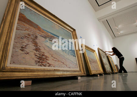 25. Februar 2008, Oceanside, Kalifornien, USA. Regionalleiter ERIKA KOGA (rechts) Garantierecht Kunstwerk im Oceanside Museum of Art am Montag in Oceanside, Kalifornien. Im Vordergrund (links) ist ein Stück namens "La Jolla Seascape" von Alson (Cq) S. Clark  Mandatory Credit: Foto von Eduardo Contreras Stockfoto